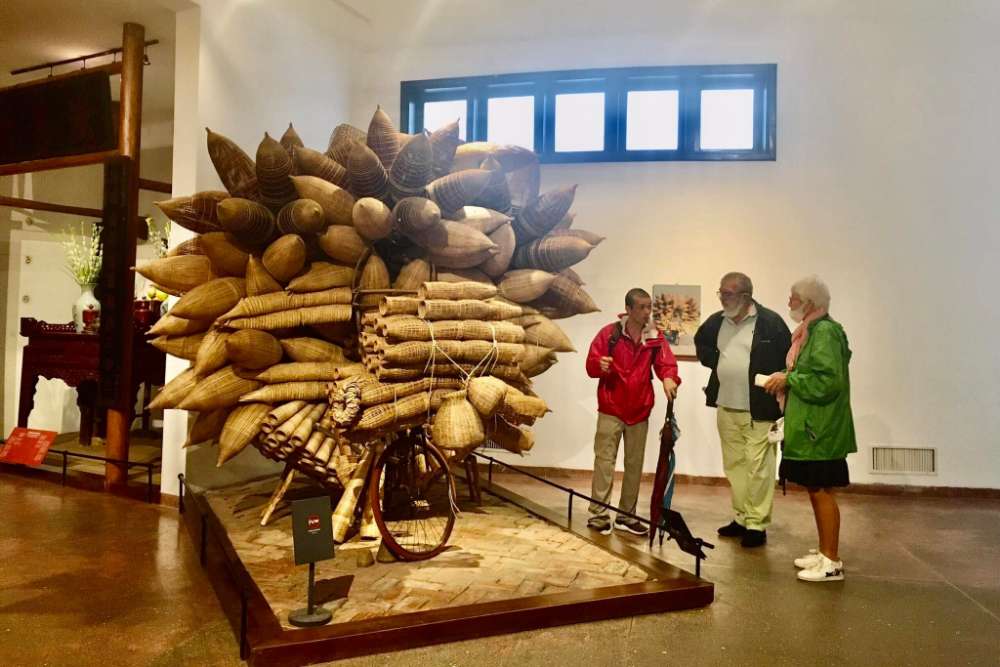 Des touristes visitent le musée d'ethnologie de Hanoi.